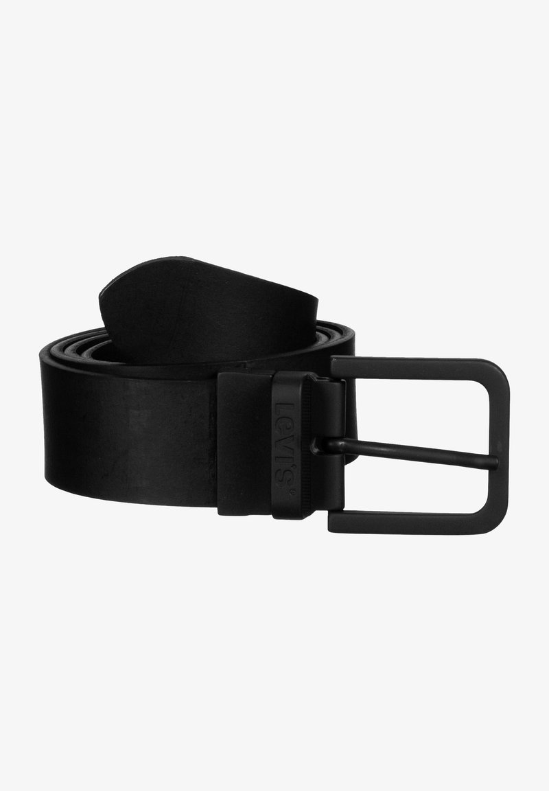 Cinto de couro preto com uma textura suave, apresentando uma fivela metálica preta simples e um logótipo da marca. O cinto está enrolado.