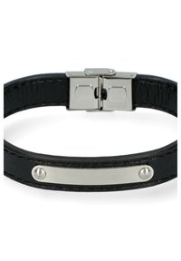 Czarna skórzana bransoletka z płaską metalową płytką z dwoma nitami, zapinana na zamek w kolorze srebrnym. Gładka tekstura.