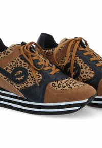 Baskets brunes et noires avec un motif léopard et des accents en daim, bout rond, laçage à l'avant et une semelle épaisse à rayures blanches et noires.