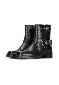 Botas negras hasta el tobillo con un patrón de piel de serpiente texturizado, que cuentan con una correa lateral y acentos de hebilla metálica. Suelas de goma resistentes.