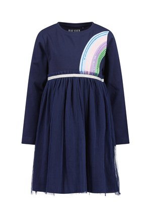 Robe bleu foncé à manches longues avec jupe en tulle, ceinture argentée et arc-en-ciel de sequins pastel sur la poitrine.