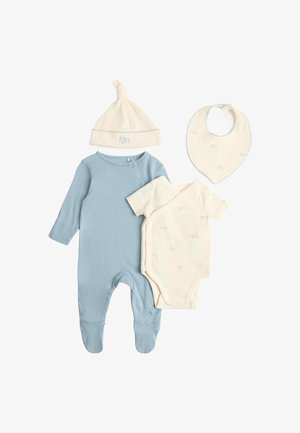 Blauer Baby-Strampler mit langen Ärmeln und Füßen, cremefarbener kurzärmeliger Wickelstrampler und passende cremefarbene Knotenmütze und Halstuch mit dezenten Tiermotiven.