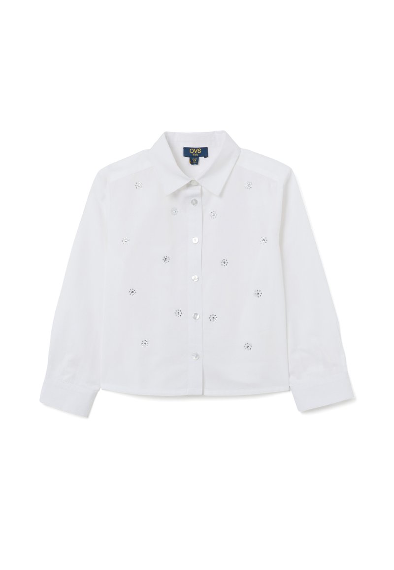 Camicia bianca in cotone a maniche lunghe con colletto bottone, caratterizzata da eleganti motivi a occhiello e piccoli bottoni lungo la parte anteriore.