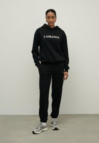 LA MANIA SEASON - Tepláky - black