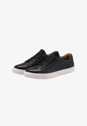 Sneaker in pelle nera con una texture liscia, design con lacci, sottili perforazioni e suole in gomma bianca.