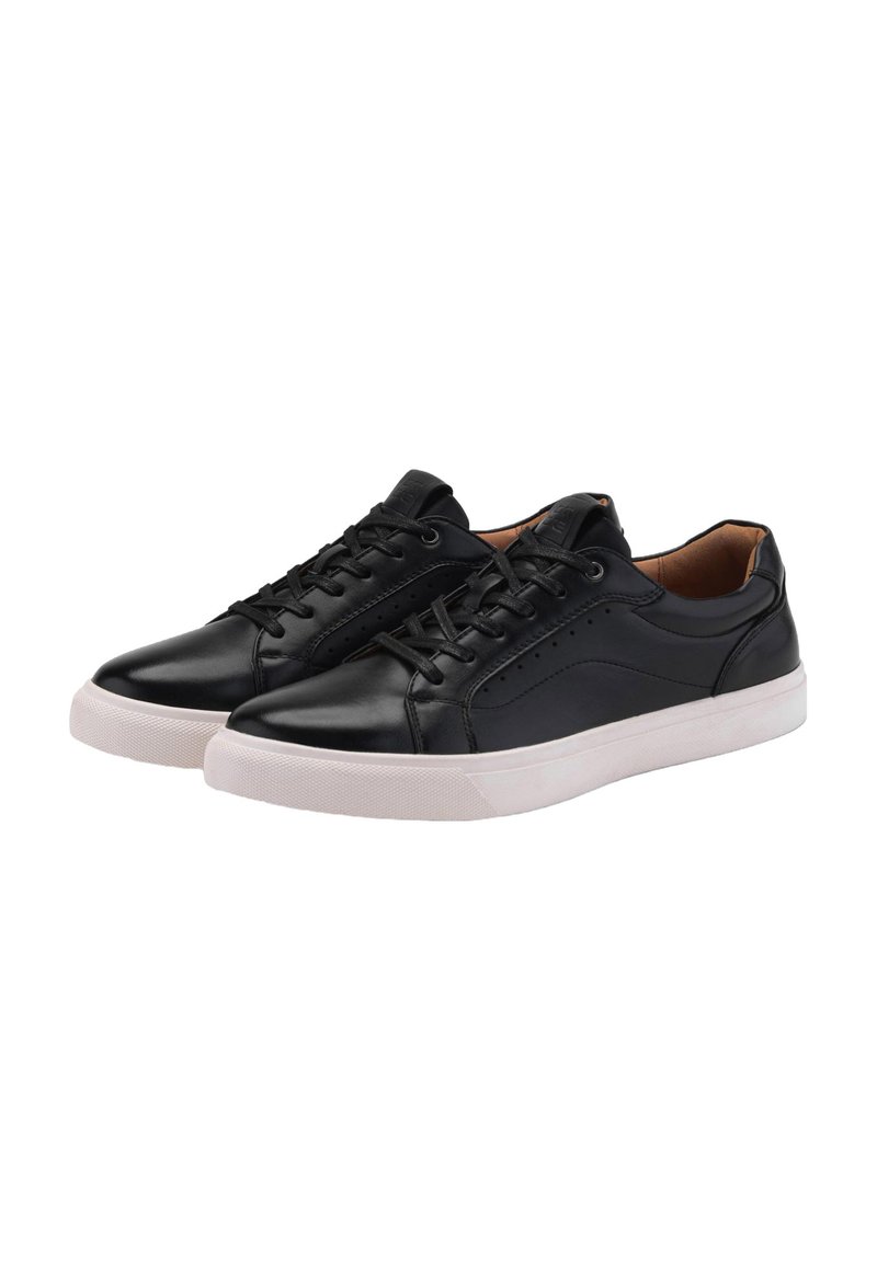 Baskets en cuir noir avec une texture lisse, un design à lacets, des perforations subtiles et des semelles en caoutchouc blanc.