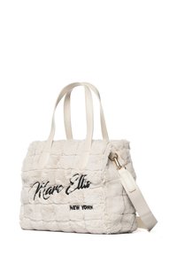 Witte nepbonten handtas met gewatteerde textuur, gestructureerde vorm, dubbele bovenhandvatten en afneembare schouderriem; met zwart geborduurd logo.