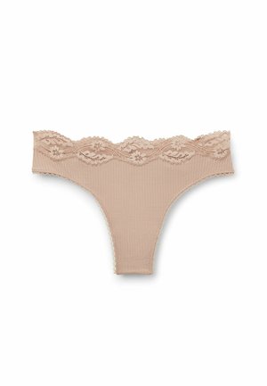 Tanga nude de canalé con borde de encaje festoneado en la cintura. Presenta una tela suave y elástica con un delicado detalle de encaje.