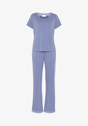 Lila pižama set, izdelan iz mehkega blaga. Kratek rokav vrh s čipkastim naglasom in izrezom; hlače širšega kroja s valovitim robom.