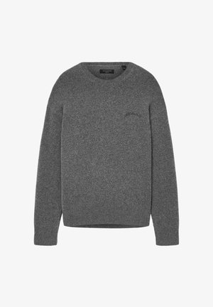 Szary sweter dziany z okrągłym dekoltem, z teksturowanym wykończeniem i subtelnym haftem marki po lewej stronie. Miękki materiał, fason o luźnym kroju.