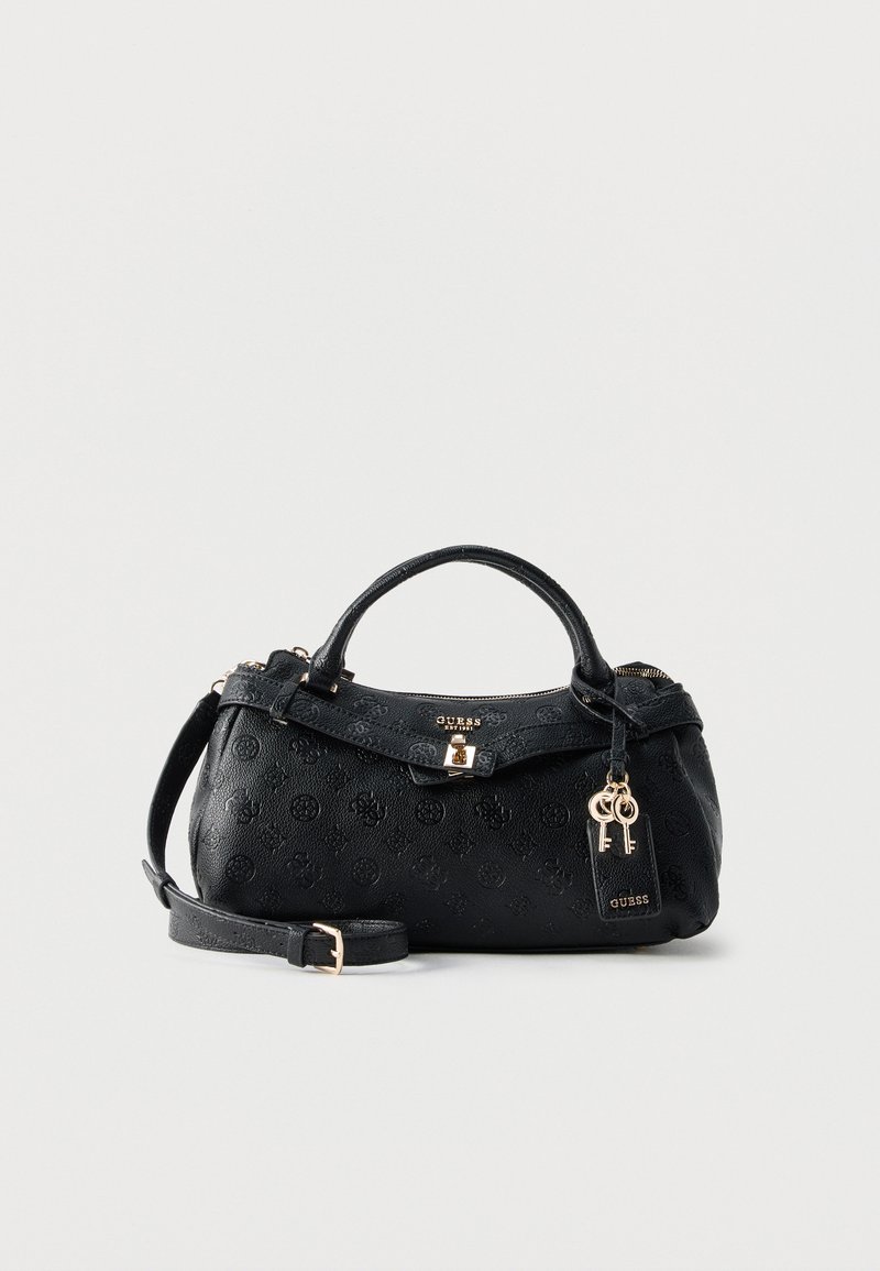 Μαύρη δερμάτινη γυναικεία τσάντα Guess με ανάγλυφο μοτίβο λογότυπου, επάνω λαβές, αποσπώμενο ιμάντα ώμου και διακοσμητικό μπρελόκ σε χρυσαφί απόχρωση.