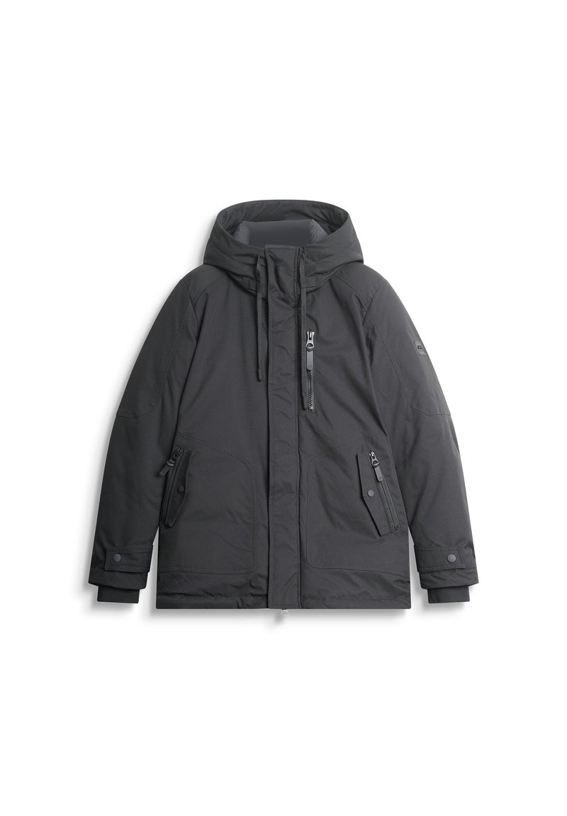 Chaqueta aislante negra con capucha, que cuenta con un cierre frontal, múltiples bolsillos y acentos de tela texturizada.