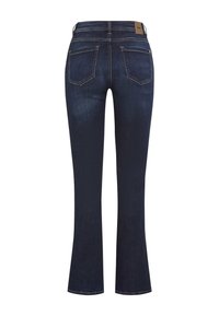 Jeans a zampa d'elefante blu scuro con una superficie di denim liscia, cinque tasche e cuciture a contrasto. Presentano un piccolo etichetta di marca sulla vita.