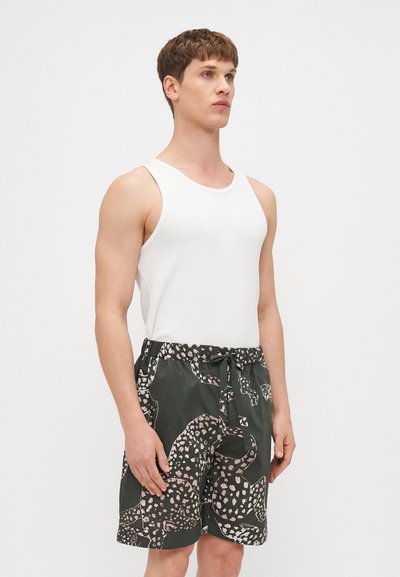 Shorts de bain pour homme en vert foncé avec un motif abstrait rose clair. Fabriqués en tissu léger, dotés d'une taille élastique et d'un cordon de serrage.