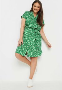 Yours Clothing FLORAL - Abito a camicia - green