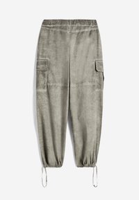 Pantaloni cargo in corduroy grigio con polsini elasticizzati, dotati di due tasche laterali e una texture liscia. Il design include cuciture a vista.
