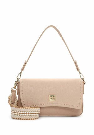 Sac à main en cuir fauve avec un design à rabat, des accessoires dorés et une anse tressée présentant un motif blanc et fauve. Texture lisse.