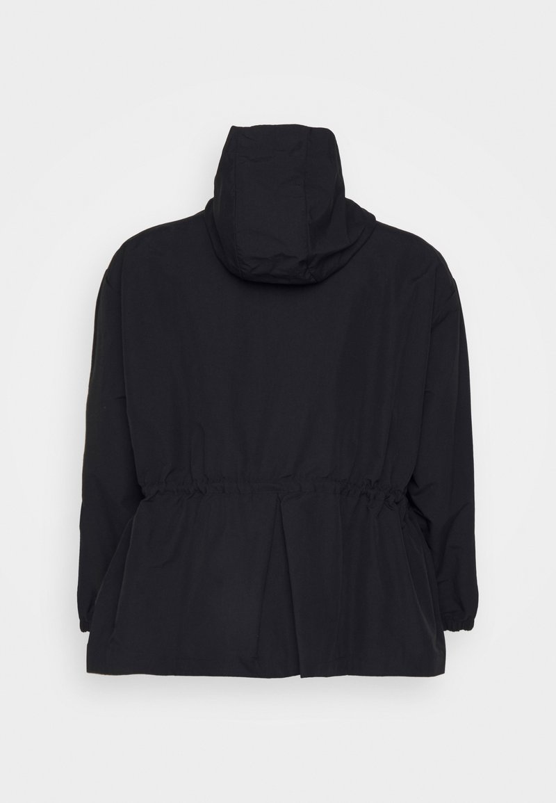 Chaqueta negra con capucha que presenta una cintura elástica,material liviano, mangas largas y un corte holgado con un detalle de pliegues en la parte posterior.