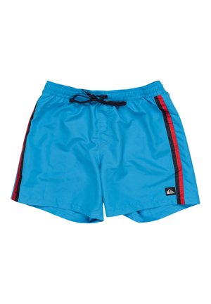 Niebieskie szorty kąpielowe z czarnymi i czerwonymi paskami po bokach, elastycznym pasem, czarnym sznurkiem do regulacji oraz małą czarną łatą z logo na lewej nodze.