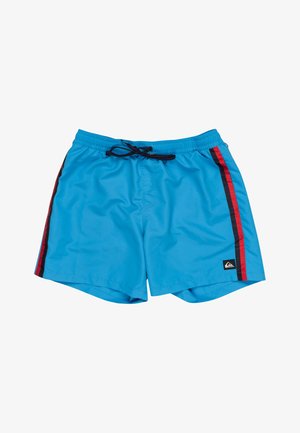 Blauwe badshorts met zwarte en rode zijstrepen, een elastische tailleband, een zwarte trekkoord en een klein zwart logo-opdracht op het linkerbeen.