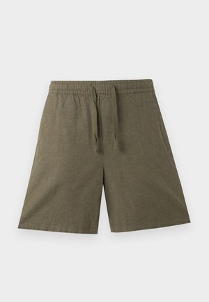 Pantaloni scurți casual de culoare verde măsliniu, cu talie elastică și șnur, lungime până la genunchi, material simplu, așezați pe o suprafață plată pe un fundal alb.
