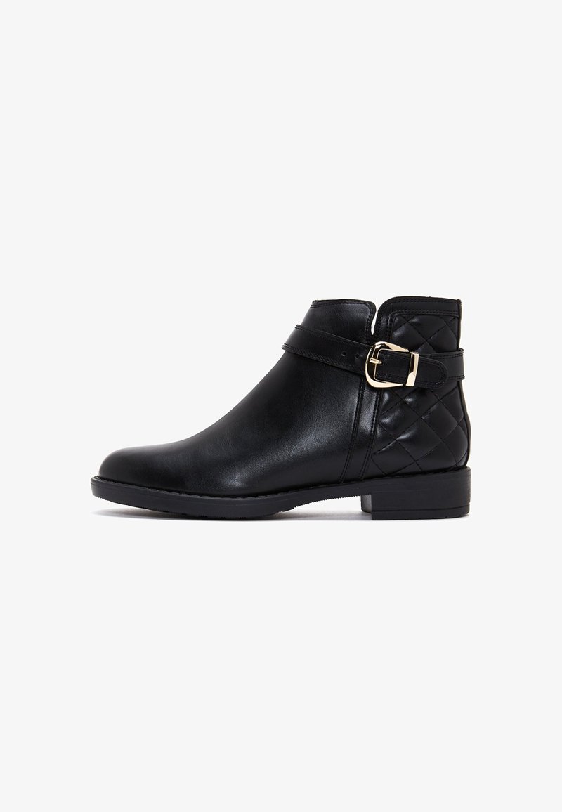 Bottines en cuir noir avec une texture matelassée à l'arrière, un détail de boucle sur le côté et un petit talon empilé. Fini lisse sur l'ensemble.