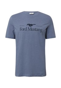 Niebieska koszulka z krótkim rękawem wykonana z tkaniny o teksturowanym wzorze. Posiada czarne logo Ford Mustang oraz napis "Sportowy, luksusowy...".