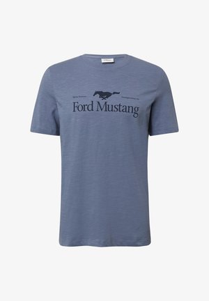 Blaues T-Shirt mit kurzen Ärmeln aus einem Stoff mit strukturiertem Muster. Verfügt über ein schwarzes Ford Mustang-Logo und den gedruckten Text "Sportlich, luxuriös...".