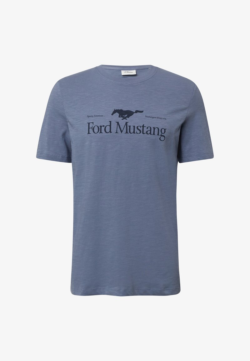 Niebieska koszulka z krótkim rękawem wykonana z tkaniny o teksturowanym wzorze. Posiada czarne logo Ford Mustang oraz napis "Sportowy, luksusowy...".