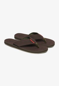 Chanclas marrones con una parte superior texturizada de color marrón, detalles en verde y acentos rojos. Incluye un diseño de tira delgada y duradera y una suela acolchada.