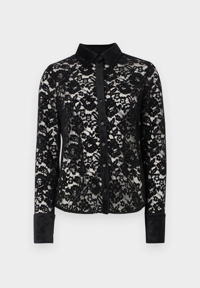 Svart blondebluse med lange ermer, en strukturert krage, knappede front og teksturerte fløyelsmanchetter. Har blomsterløsninger gjennom hele.