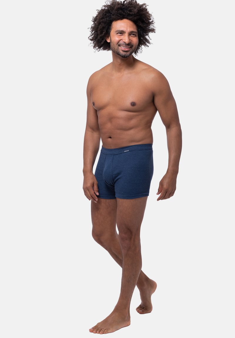 Marinblå randiga kalsonger gjorda av mjukt tyg med ett bekvämt midjeband. Passformen är åtsittande och ger en strömlinjeformad siluett.