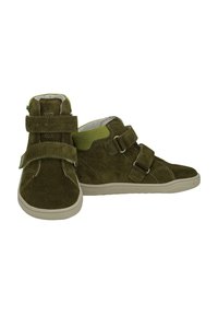 Zielone zamszowe półbuty w stylu high-top z dwoma rzepami i teksturowanym wykończeniem. Gumowe podeszwy w jasnym odcieniu beżu oraz wyściełane kołnierze.