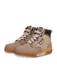Ein Paar braune und beige Fila High-Top-Hiking-Stiefel mit rosa Schnürsenkeln, Metallösen und robusten Gummisohlen auf einem weißen Hintergrund.