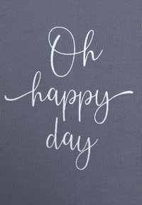 Grijze stof met ribbelstructuur waarop de frase "Oh happy day" in cursieve witte letters is gedrukt, gecentreerd op het materiaal.