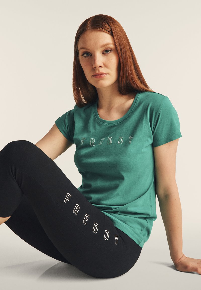 Freddy SCOLLO TONDO CON LOGO GLITTER - Camiseta estampada - greenlake silver