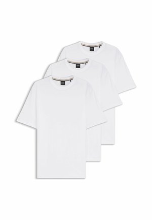 Drei schlichte weiße T-Shirts mit kurzen Ärmeln und Rundhalsausschnitt, ordentlich gestapelt mit sichtbaren BOSS-Markenetiketten in den Kragen.