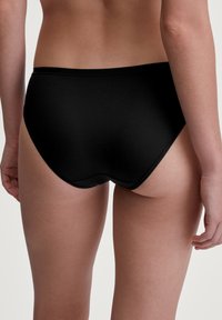 Culotte nera a bikini caratterizzata da una texture liscia, un design a vita alta e cuciture pulite lungo i bordi. Nessun motivo visibile o accessori.