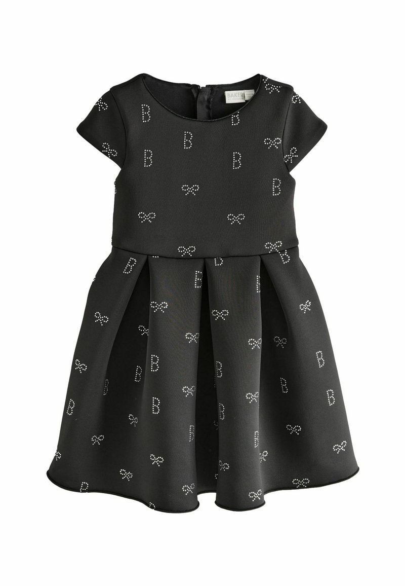 Schwarzes Kleid mit kurzen Ärmeln, plissiertem Rock und hellen Schleifen- sowie Buchstaben 'B'-Mustern. Gefertigt aus einem glatten, strukturierten Stoff.