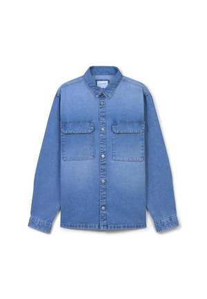 Koszula dżinsowa w wyblakłym niebieskim kolorze, z przodem zapinanym na guziki, spiczastym kołnierzykiem, dwoma kieszeniami na piersi, długimi rękawami i luźnym krojem.