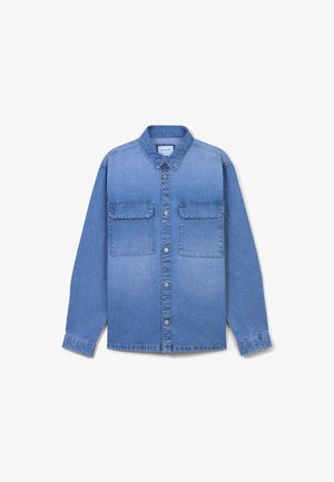 Koszula dżinsowa w wyblakłym niebieskim kolorze, z przodem zapinanym na guziki, spiczastym kołnierzykiem, dwoma kieszeniami na piersi, długimi rękawami i luźnym krojem.