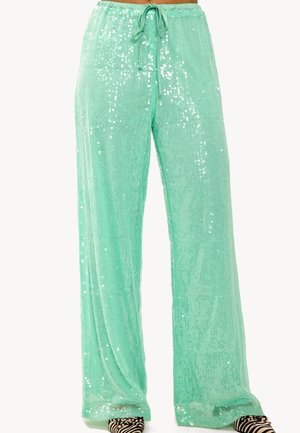 Pantalons à jambes larges vert menthe en tissu pailleté, avec une taille à cordon et une texture légère et fluide.