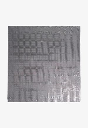 Srebrnoszara tkanina z błyszczącym, geometrycznym wzorem kwadratów i kół, wyglądająca na gładką i refleksyjną w świetle.