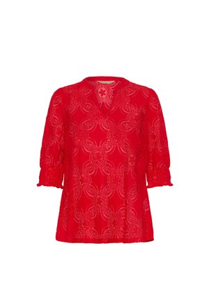 Rdeča čipkasta bluzica z V-izrezom, kratkimi pufastimi rukavi, cvetličnim vezenjem in ohlapnim krojem. Tekstura na površini dodaja vizualno zanimivost.