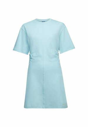 Robe bleu clair à manches courtes avec col rond, une couture centrale droite et deux poches à la taille, présentée sur fond blanc.