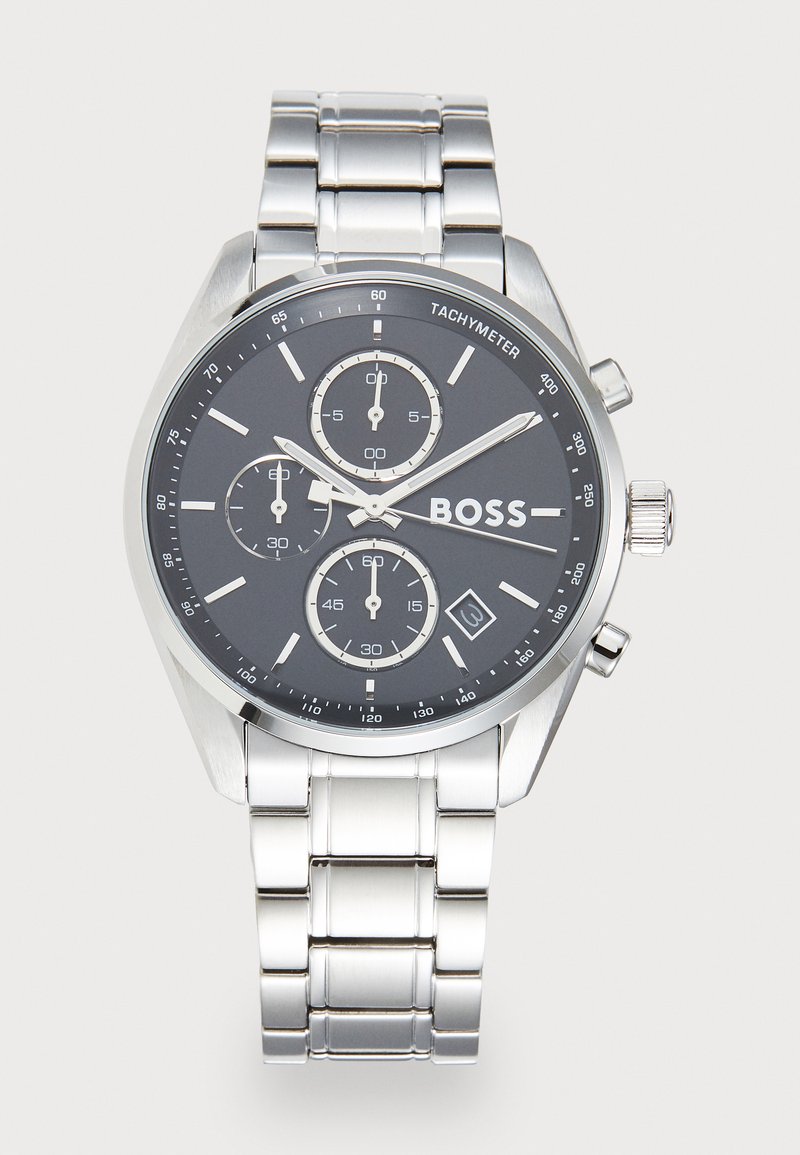Relógio de pulso cronógrafo com bracelete em aço inoxidável, mostrador preto, acabamentos prateados, escala tacómetro e três submostradores para funções de temporização.