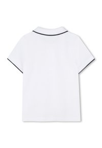 Biele polo tričko s krátkym rukávom, z textúrovaného materiálu. Má čierny golier a kontrastný čierny lem na rukávoch.