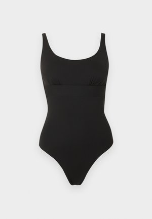 Μαύρο ολόσωμο μαγιό με φαρδιές τιράντες και σχεδιασμό που τονίζει τη μέση, σε απλό φωτεινό φόντο.