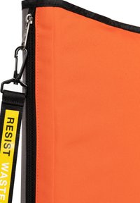 Oranssi kangaskassi, jossa on teksturoitu pinta, musta vetoketju, musta reuna ja keltainen hihna, jossa on teksti "VASTUSTA HUKKAA".