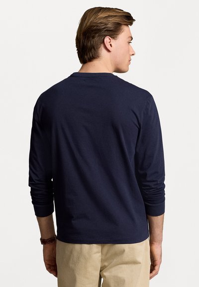 Langærmet navy t-shirt lavet af blød bomuld, med en ribbet rund halsudskæring og tætsiddende manchetter, samt en glat, udekoreret tekstur.